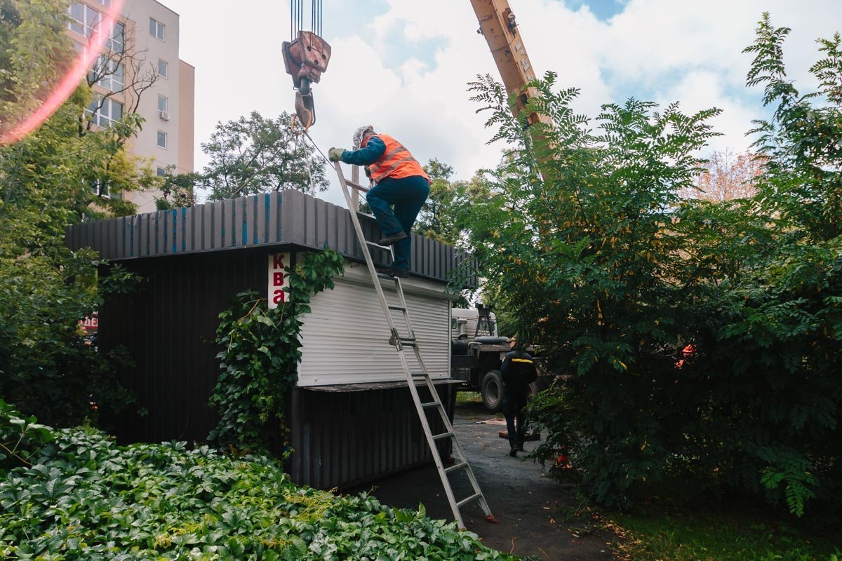 Процесс сноса ларька  Процесс сноса ларька