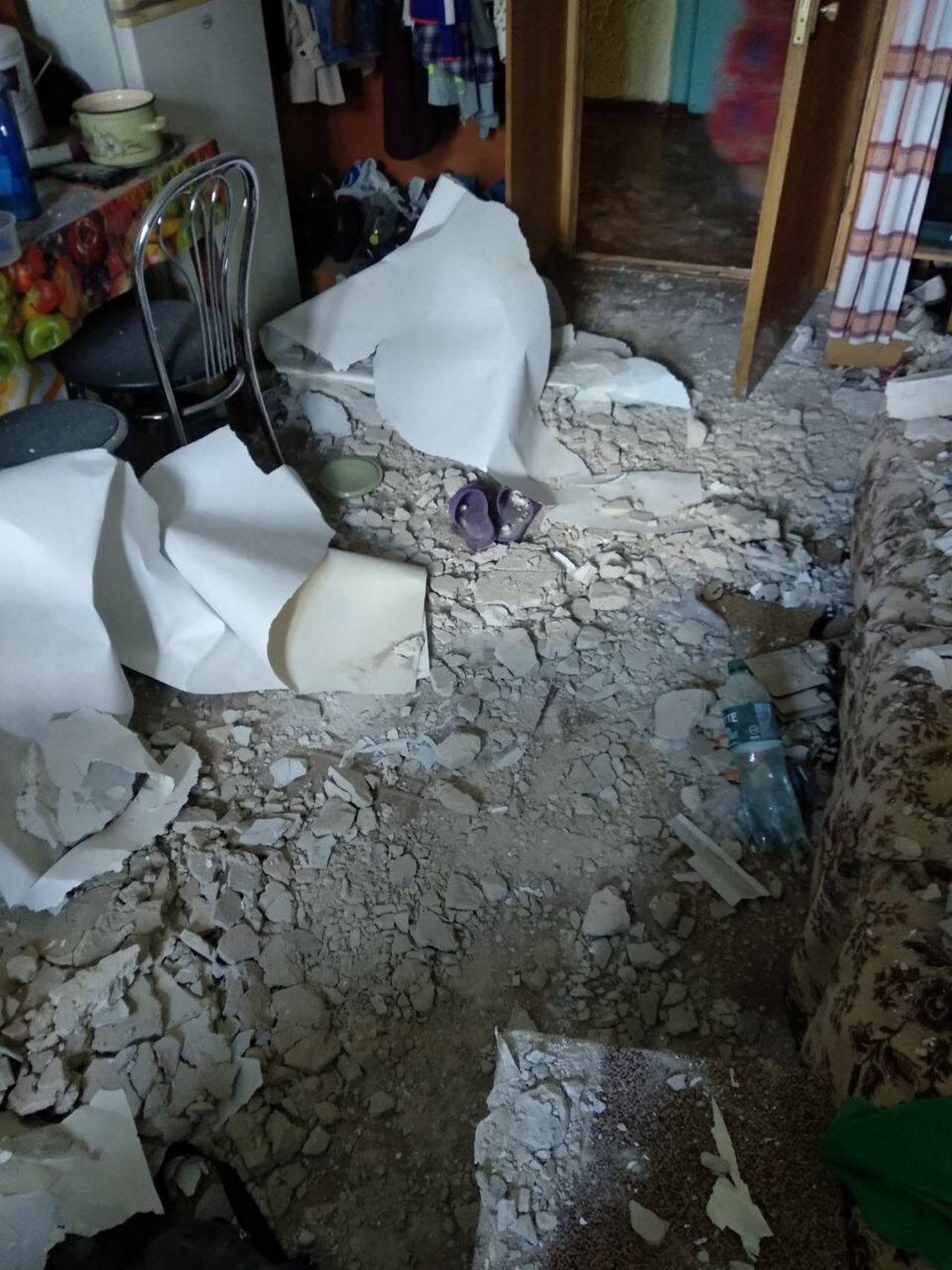 Штукатурка упала в противоположной стороне