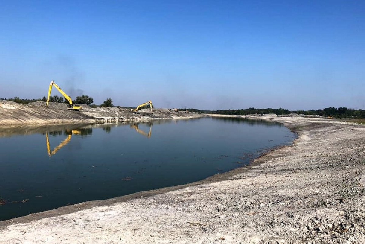 Рабочие заканчивают формирование берегов Рабочие заканчивают формирование берегов