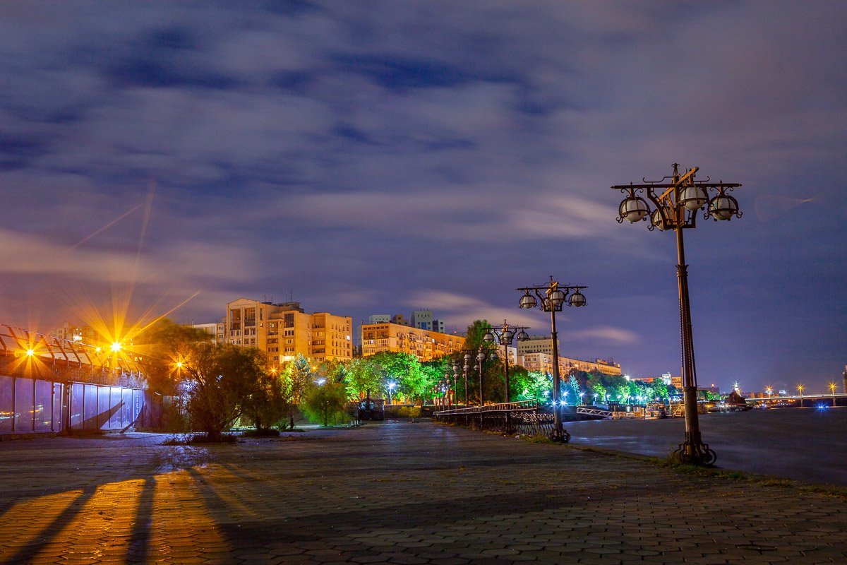 С наступлением темноты Днепр постепенно утихает С наступлением темноты Днепр постепенно утихает