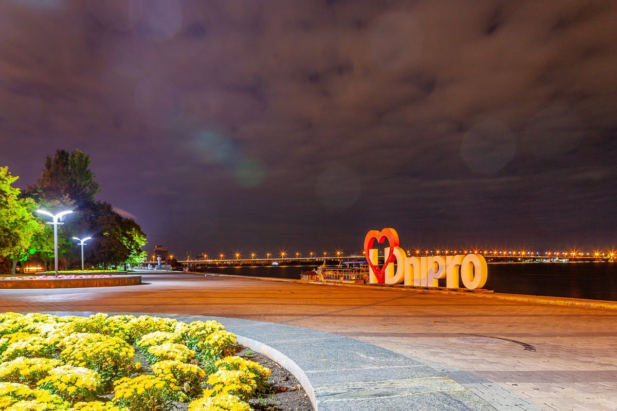 При свете луны здесь слышны легкие волны При свете луны здесь слышны легкие волны