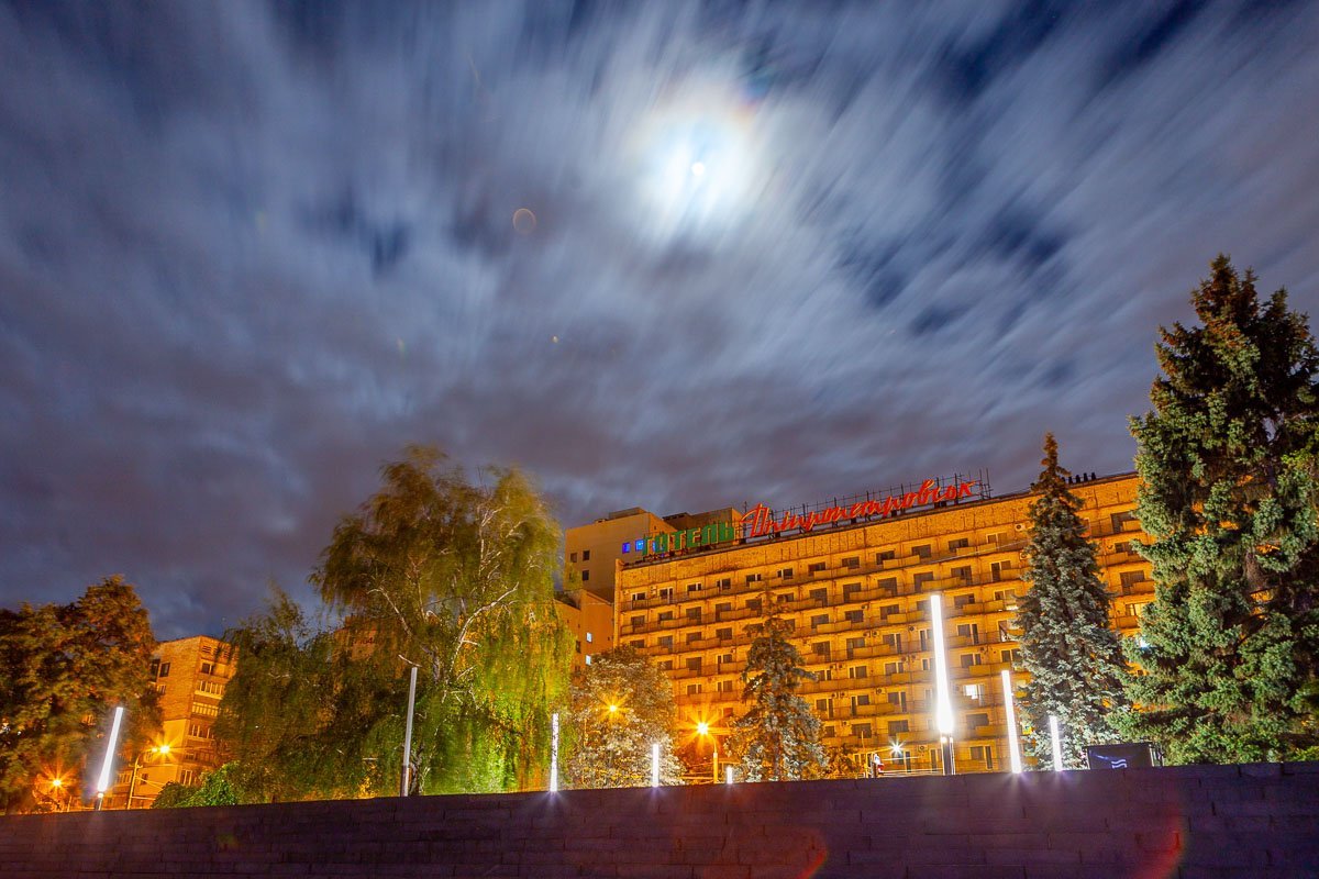 Под густым покровом не видно ни единой звездочки Под густым покровом не видно ни единой звездочки