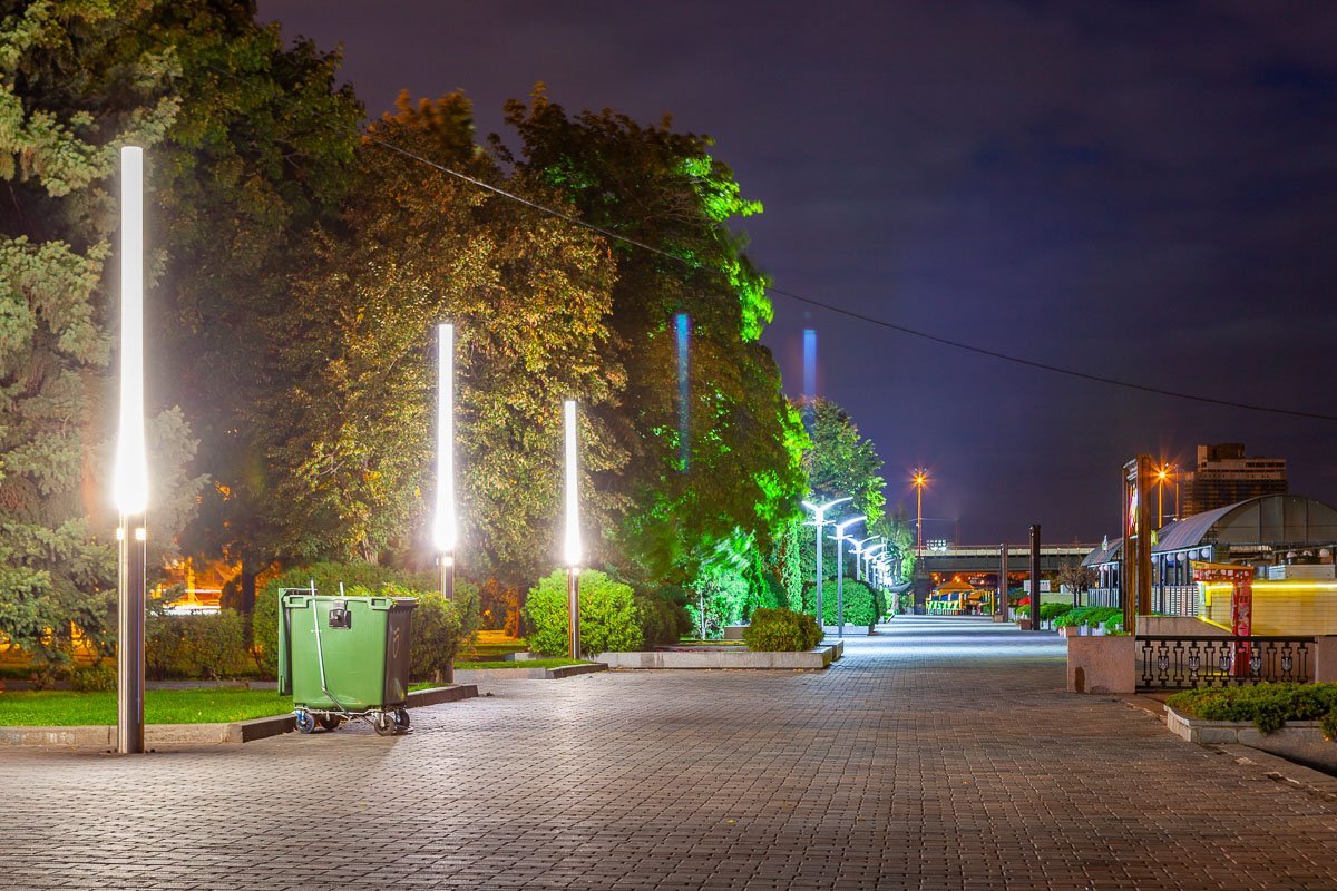 Безлюдную набережную освещают бесчисленные фонари Безлюдную набережную освещают бесчисленные фонари