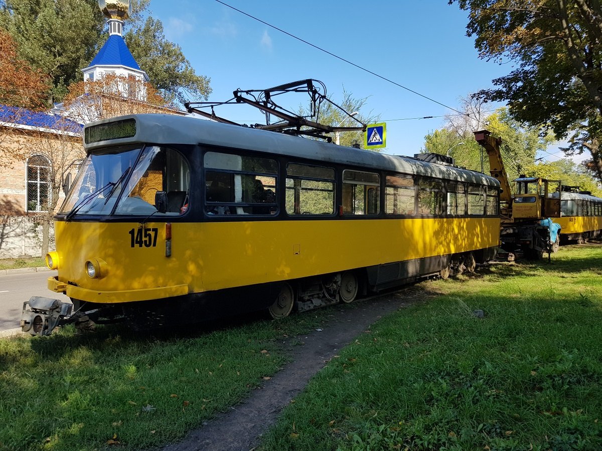 На улице Макарова, 37, трамвай №15 сошел с рельсов На улице Макарова, 37, трамвай №15 сошел с рельсов