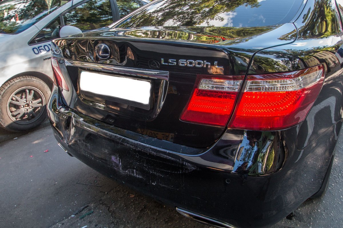 Lexus также без серьезных повреждений Lexus также без серьезных повреждений