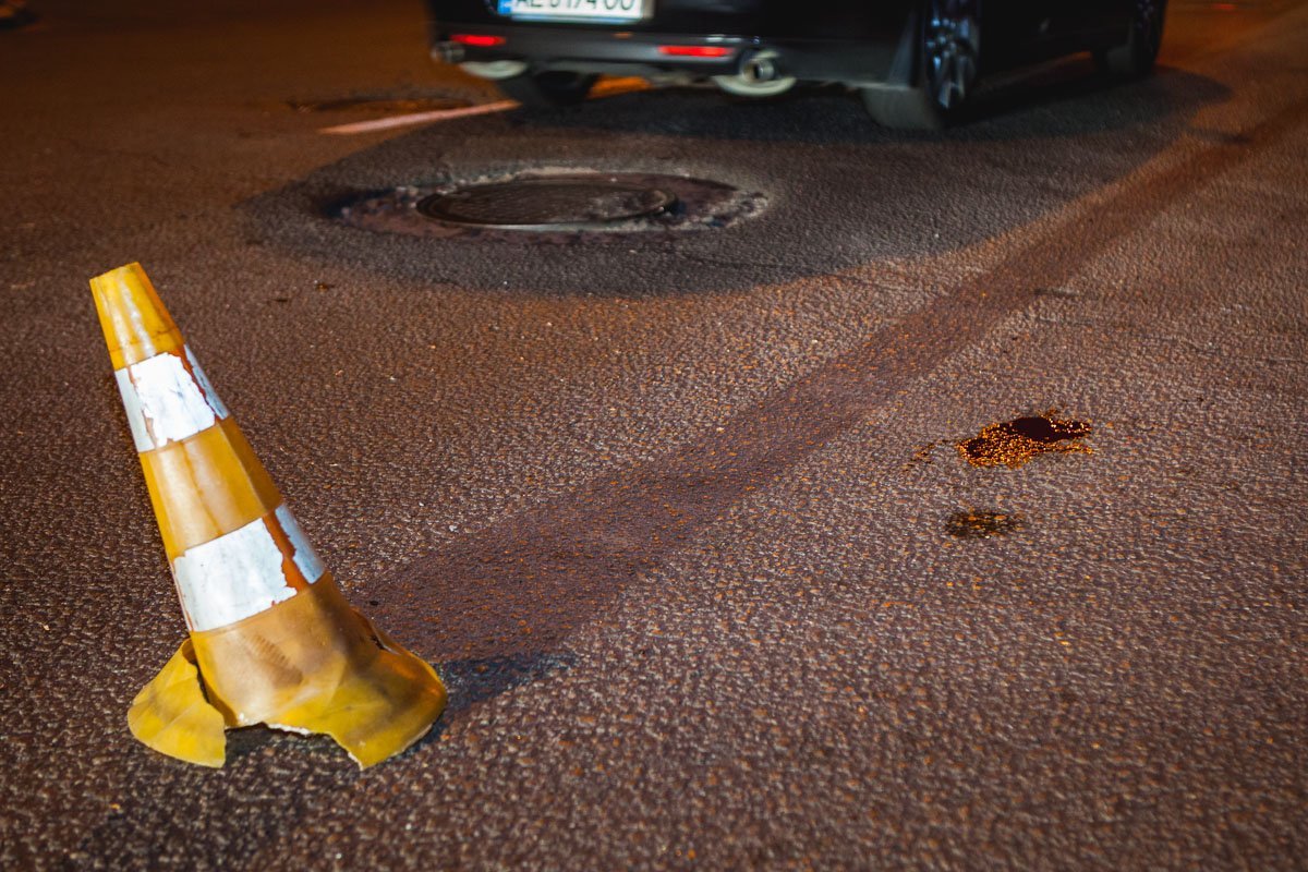 Мужчина с камнем в руках налетел на парковщика Мужчина с камнем в руках налетел на парковщика