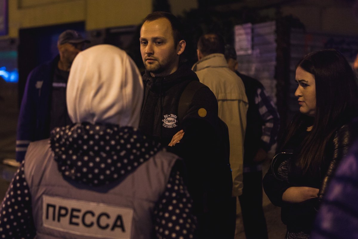 Парень с девушкой не прошли мимо и помогли пострадавшему Парень с девушкой не прошли мимо и помогли пострадавшему