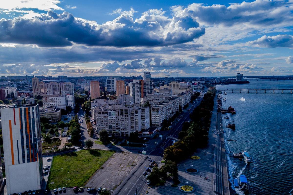 В начале осени черные воды Днепра выглядят необычайно величественно