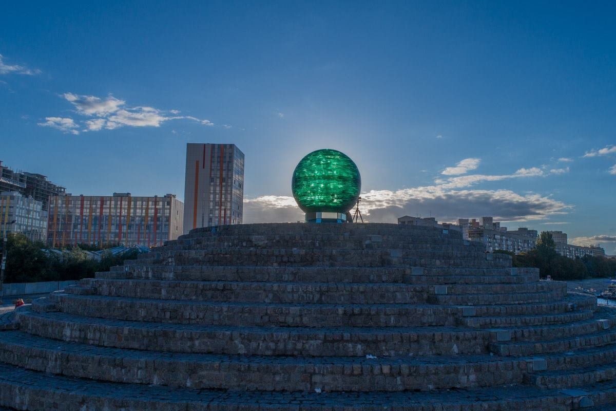 Свет игриво отражается в глянцевой поверхности Шара желаний