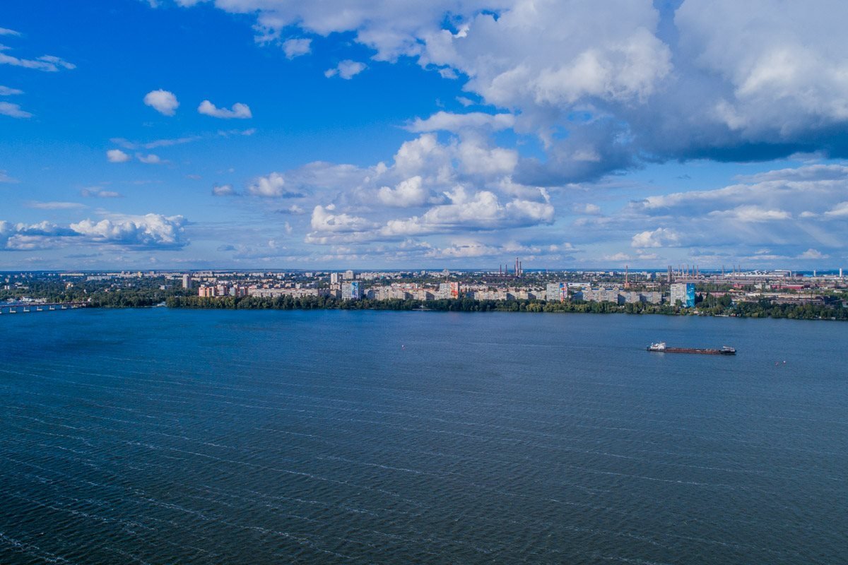 Город утопает в ярких солнечных лучах