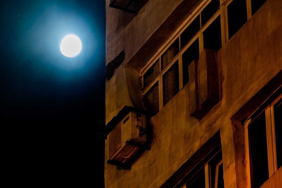 Сонный город, залитый холодным светом луны, очаровывает