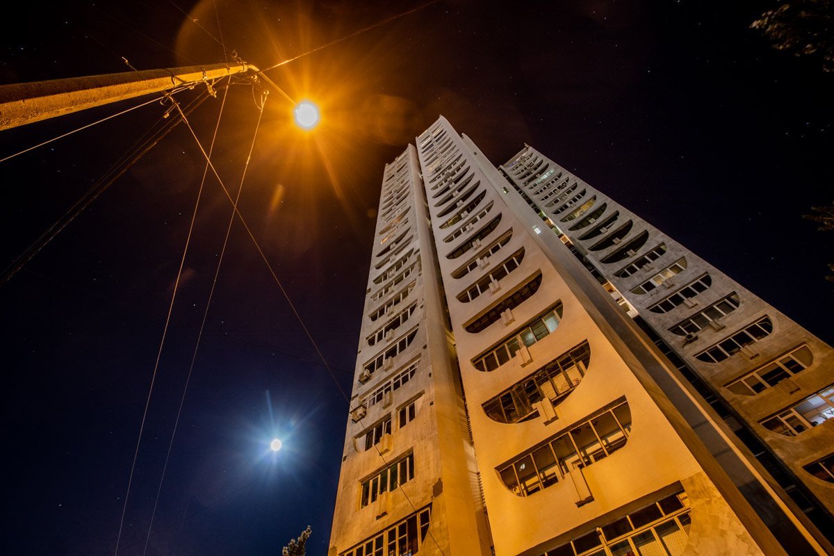 Укутанный ночной пеленой Днепр очаровывает миллионами огней 