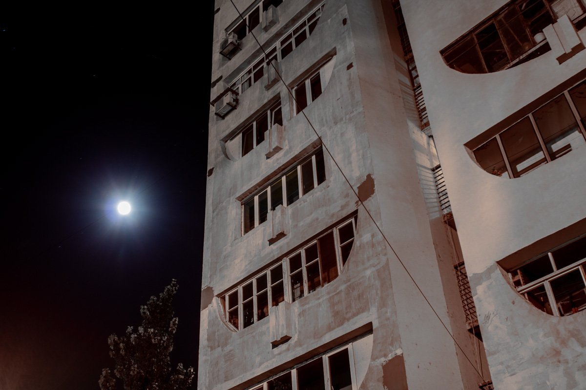 Полная луна безмолвно купается на небосводе 