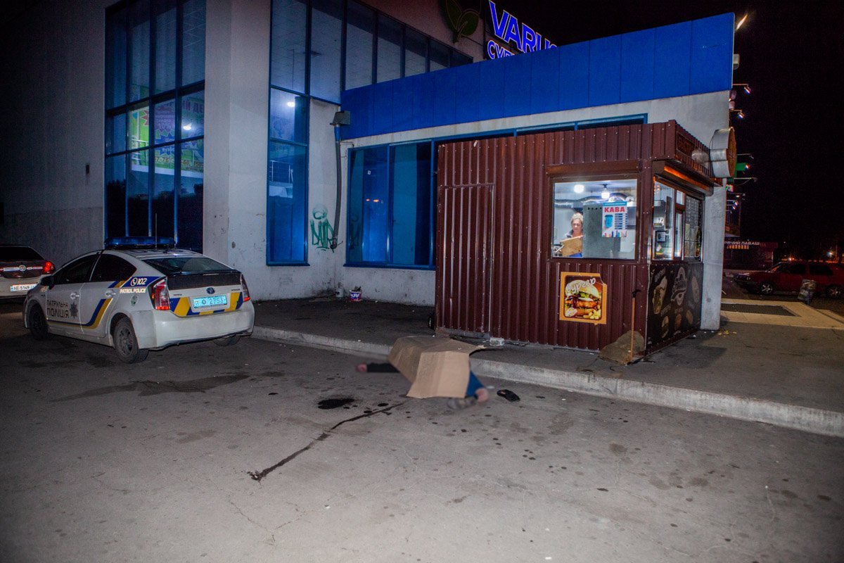 Тело мужчны нашли возле супермаркета