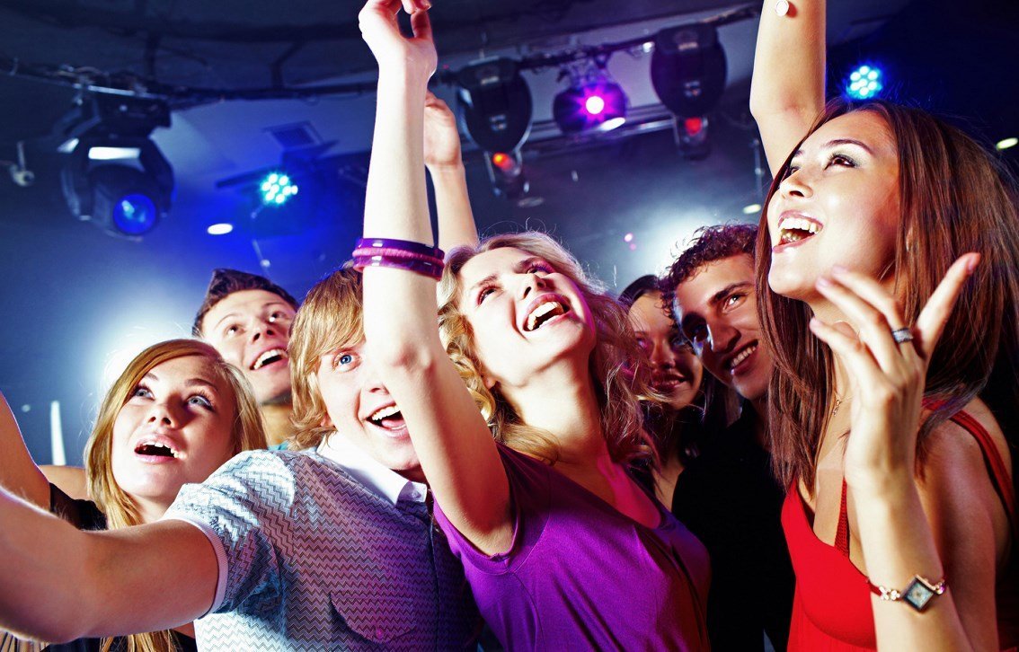 Яркая вечеринка сможет поднять вам настроение