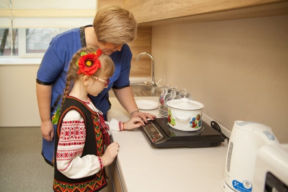 В ресурсной комнате ребята вместе с педагогом учатся пользоваться бытовой техникой