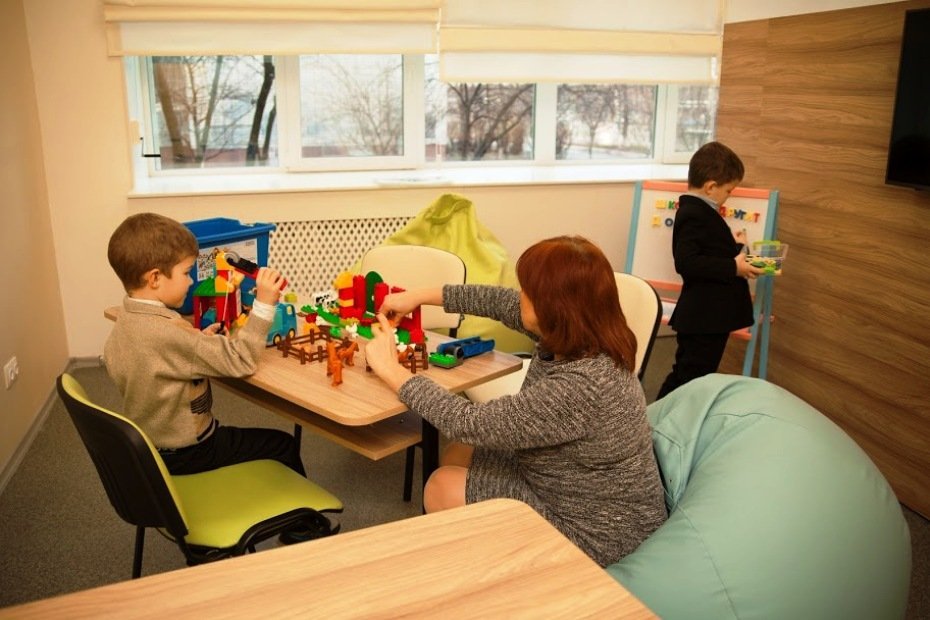 В ресурсной комнате дети занимаются с коррекционным педагогом
