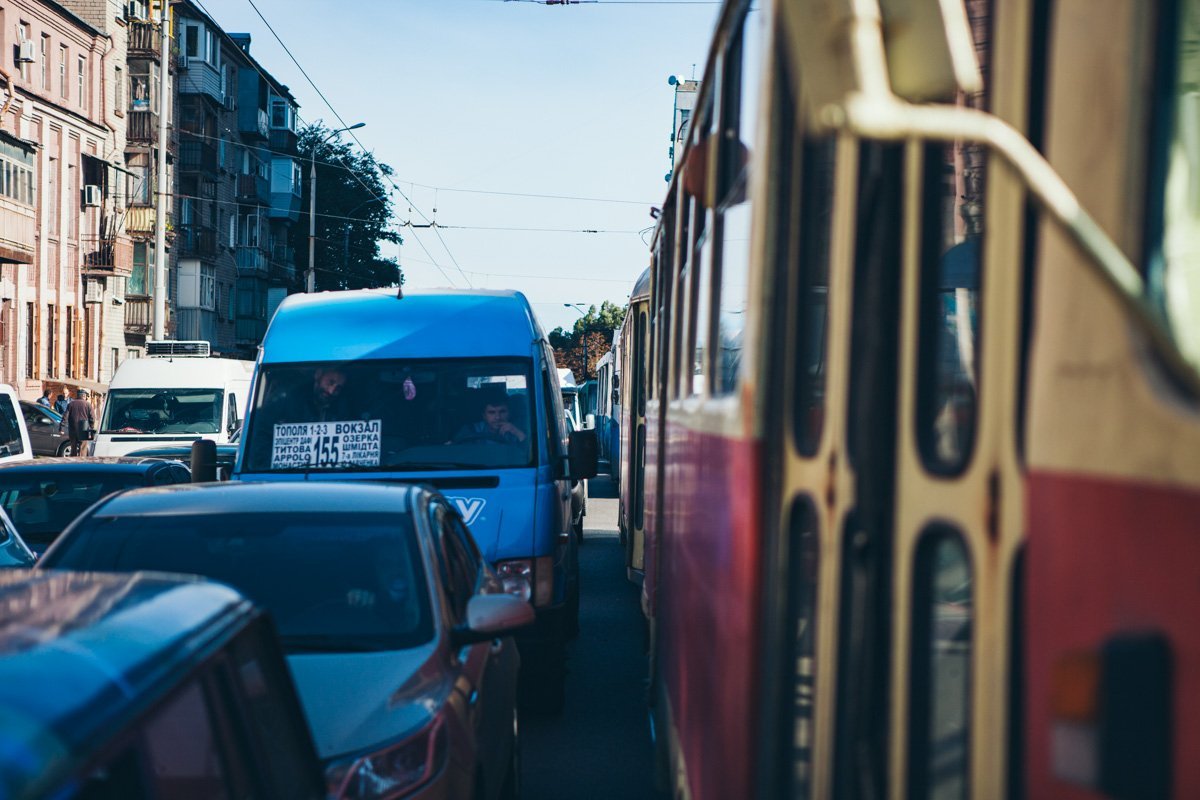 27 сентября, около 8:30, на пересечении улиц Пушкина и Шмидта трамвай сошел с рельсов и выехал на проезжую часть