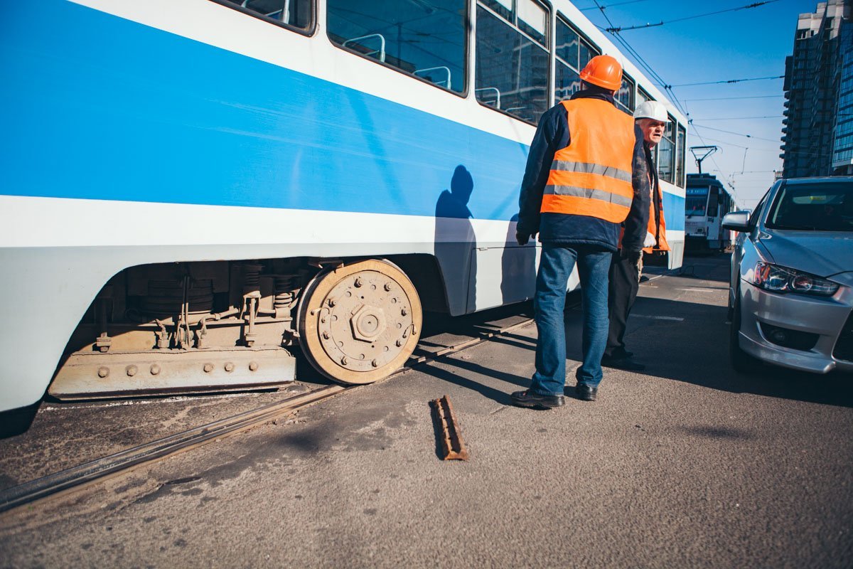 Поломка не только остановила движение трамваев, но и затруднила движение автотранспорта
