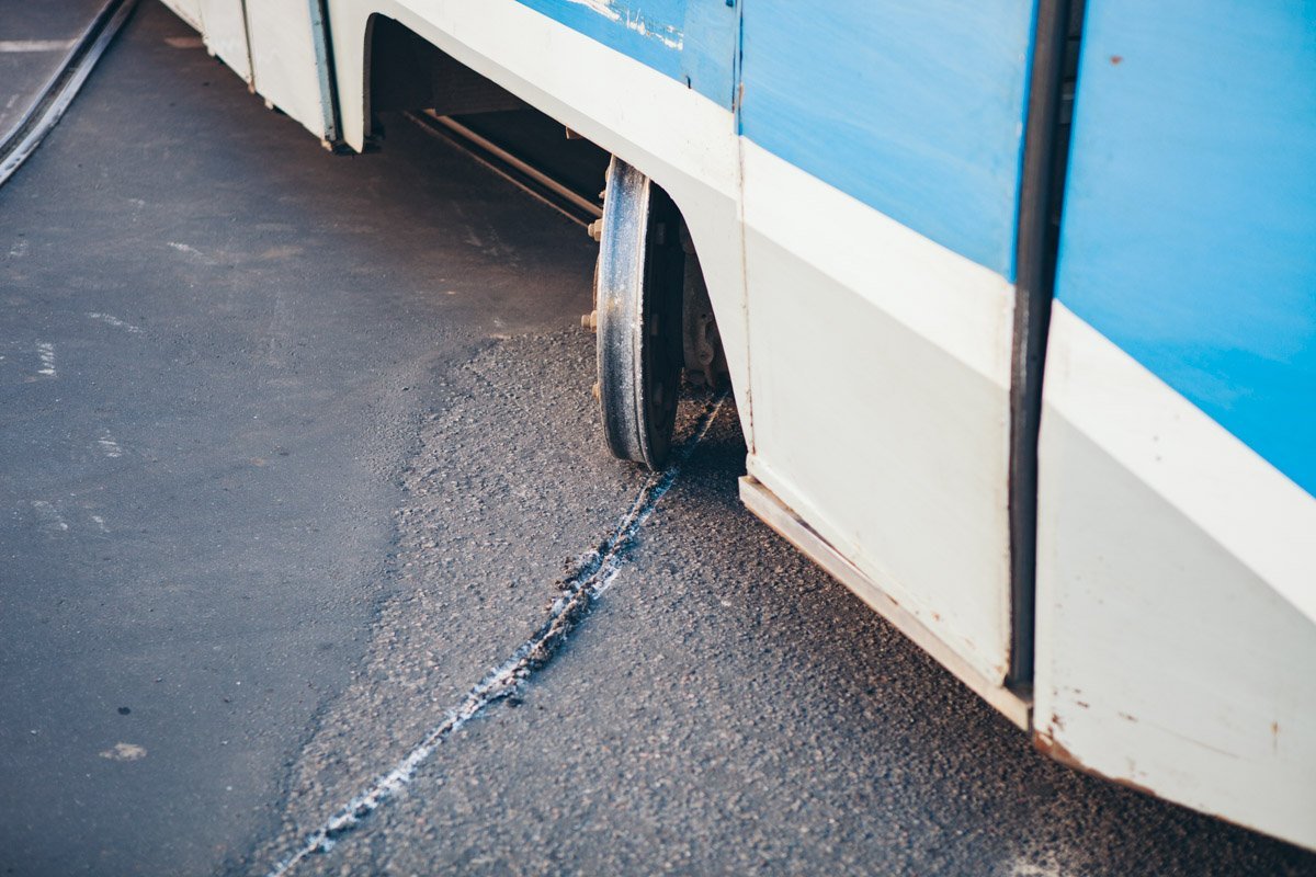 Аварию устраняют, для этого трамвайные линии в обе стороны отключили от питания