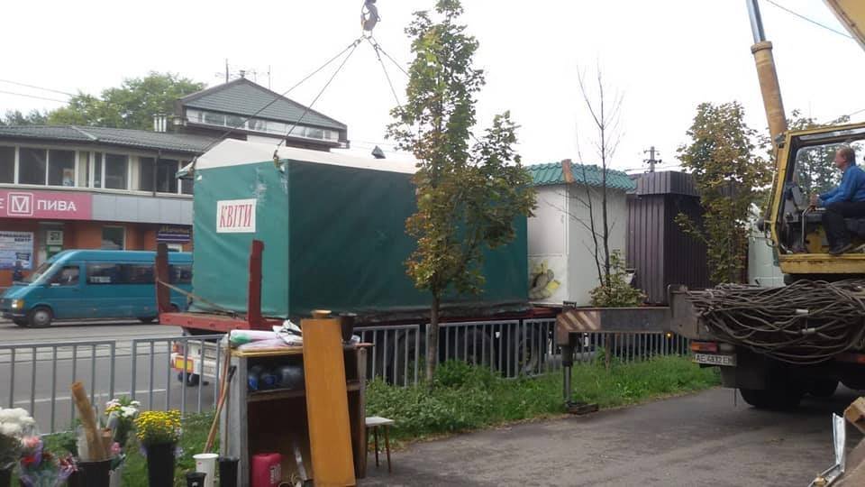 Такой сомнительный цветочный расположился на улице Антоновича, 70 Такой сомнительный цветочный расположился на улице Антоновича, 70