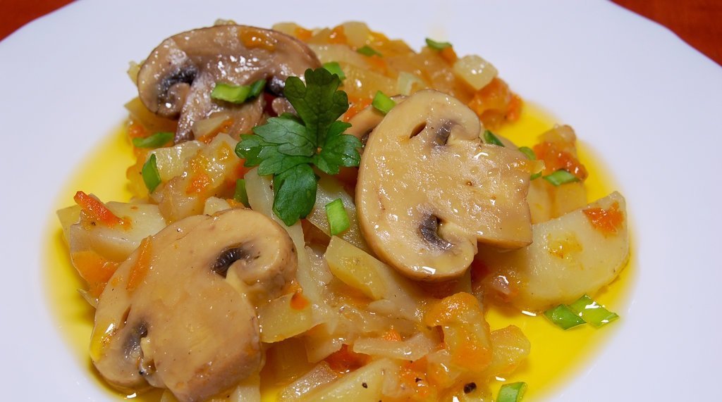Полезные и вкусные рецепты: как приготовить картофель тушеный с грибами 1