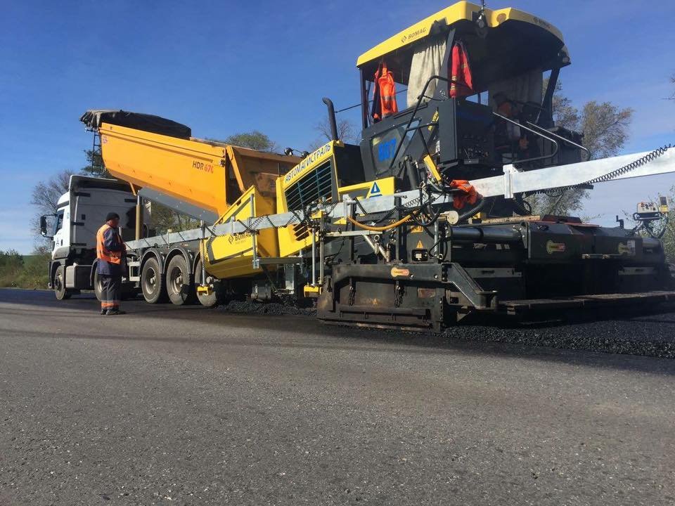 Для полноценного ремонта всей трассы Днепр — Кривой Рог нужно более 3 миллиардов гривен. На трассе Днепр - Кривой Рог укладывают верхний слой асфальта 2