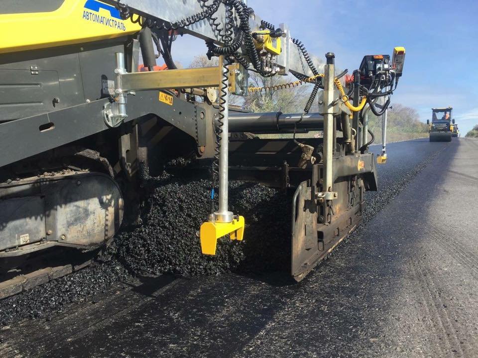 Трасса Днепр - Кривой Рог. Укладка верхнего слоя (ЩМА). На трассе Днепр - Кривой Рог укладывают верхний слой асфальта 3