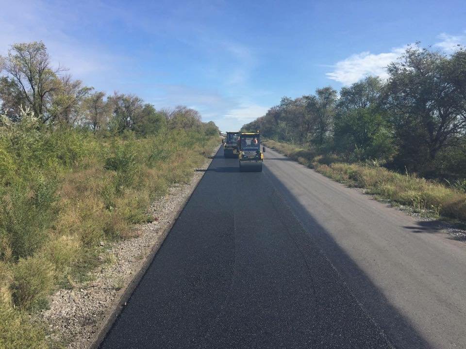 Криворожская трасса — одна из тех дорог, которые планируют отремонтировать в этом году. На трассе Днепр - Кривой Рог укладывают верхний слой асфальта 4