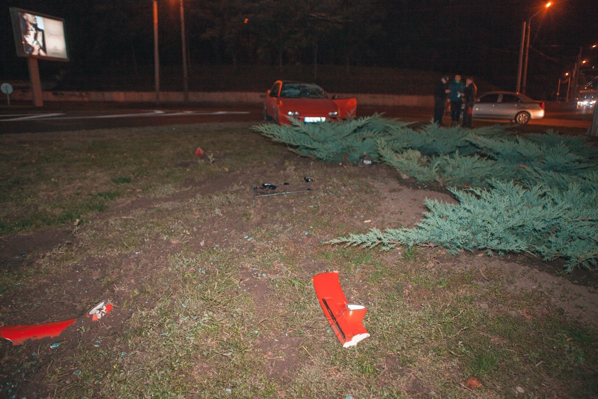 Автомобиль вылетел на клумбу и перевернулся несколько раз Автомобиль вылетел на клумбу и перевернулся несколько раз