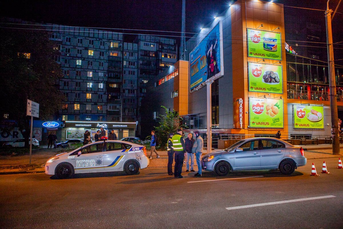 На проспекте Богдана Хмельницкого сбили 15-летнюю девушку На проспекте Богдана Хмельницкого сбили 15-летнюю девушку