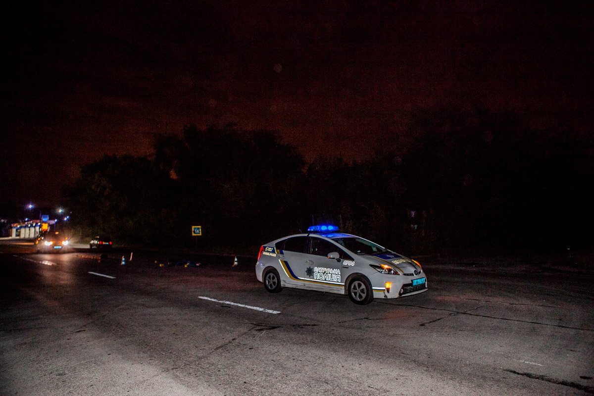 На Криворожском шоссе легковой автомобиль Audi наехал на мужчину На Криворожском шоссе легковой автомобиль Audi наехал на мужчину