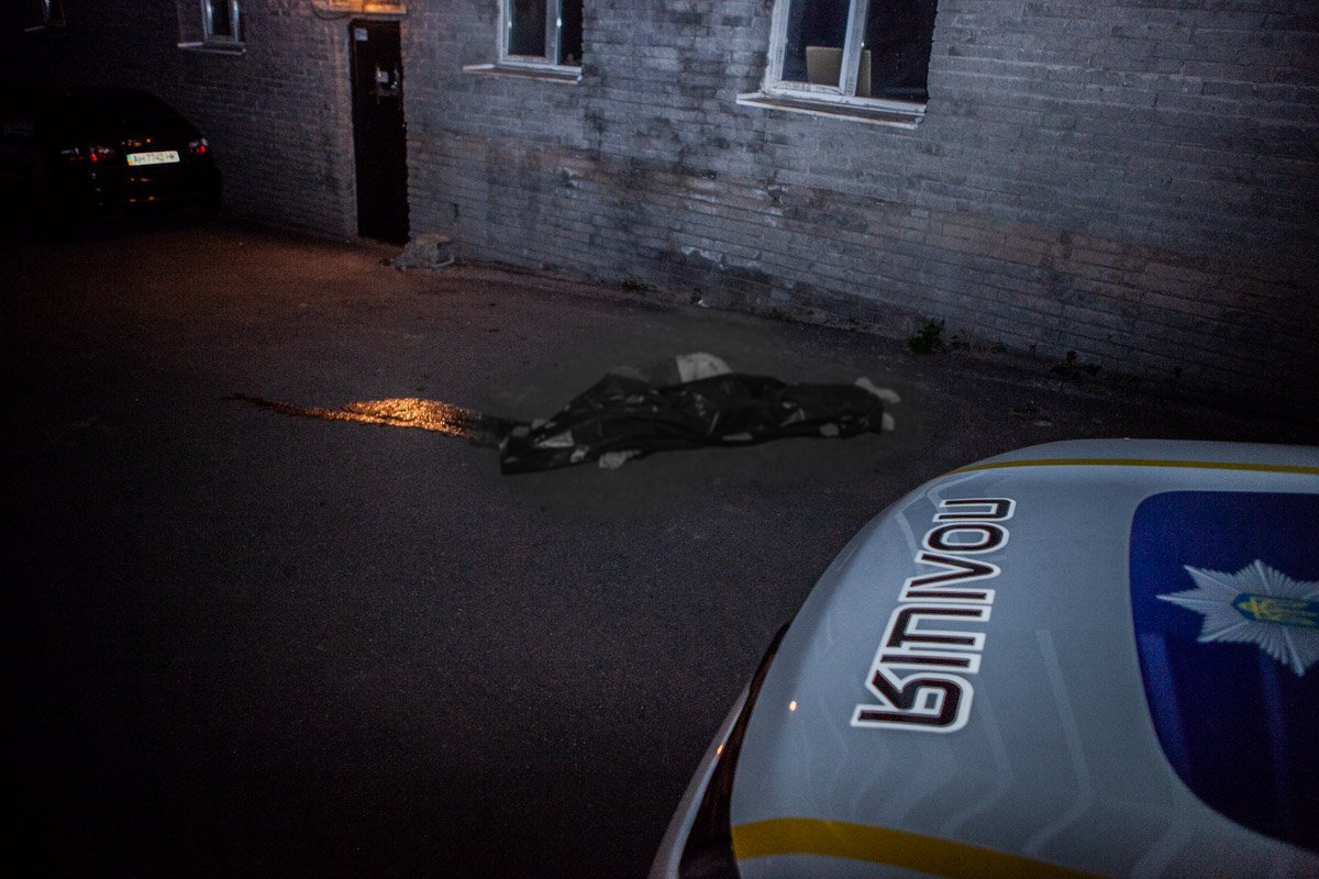 Парень выпрыгнул из 3-этажа многоэтажки