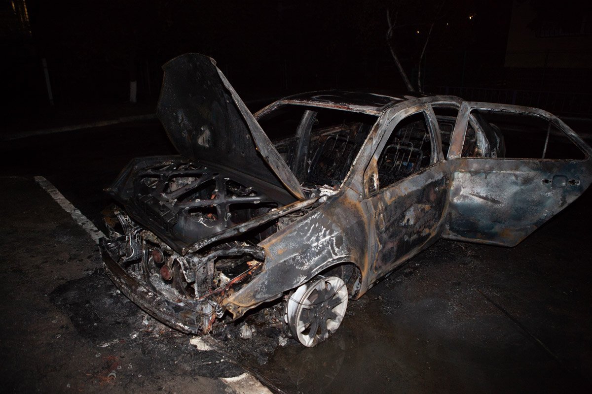 На улице Деменьева сгорел автомобиль Geely На улице Деменьева сгорел автомобиль Geely