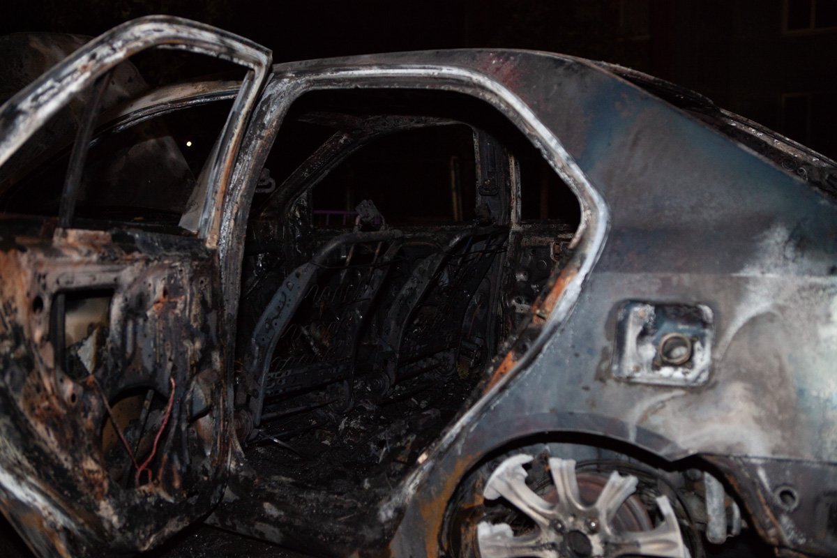 Автомобиль выгорел дотла Автомобиль выгорел дотла