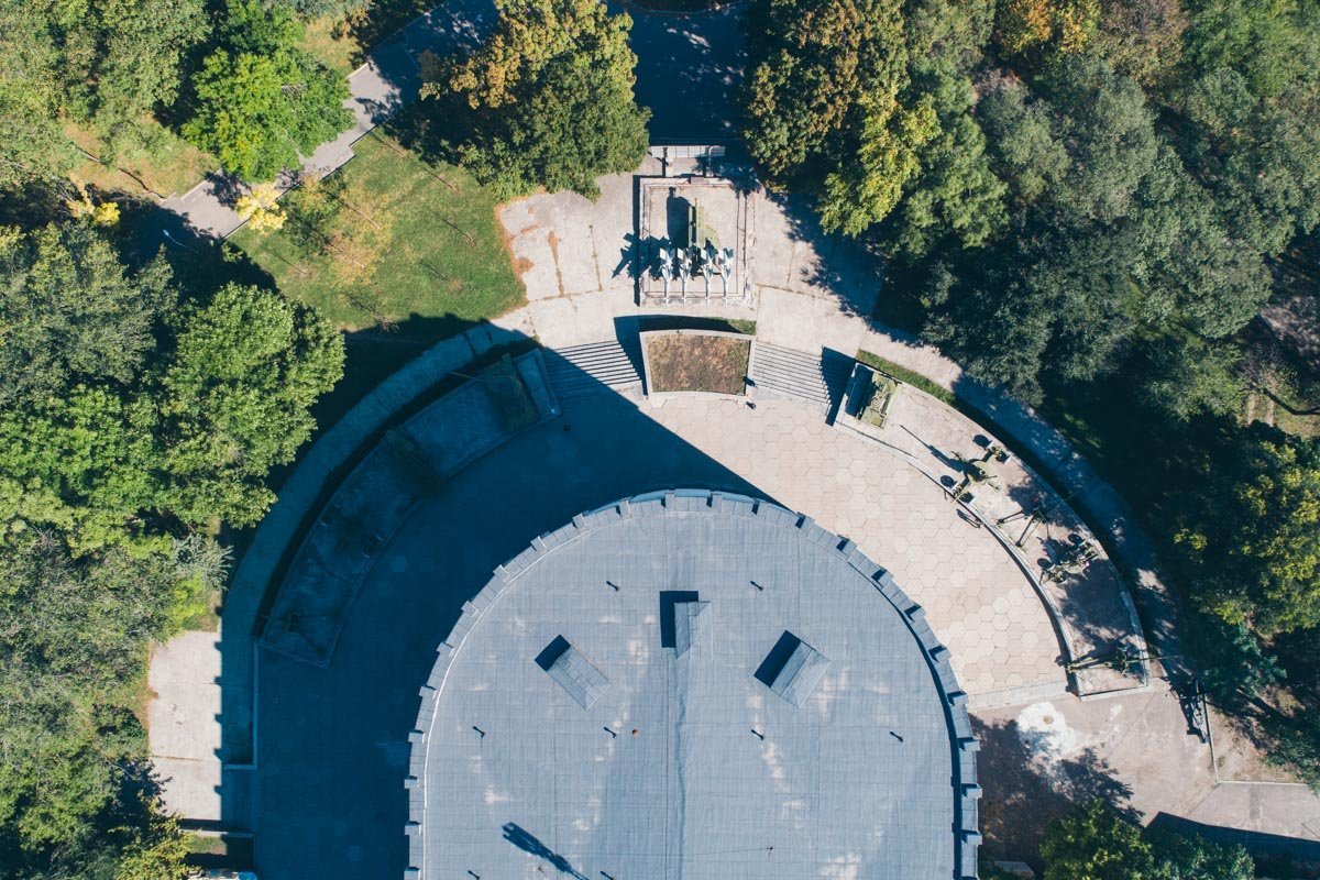 Информатор отправился на Яворницкого, 16, чтобы показать вам чудо архитектурной мысли