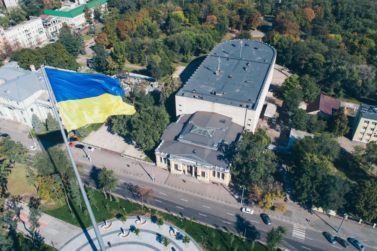 Теперь возле музея находится самый высокий флагшток в Украине