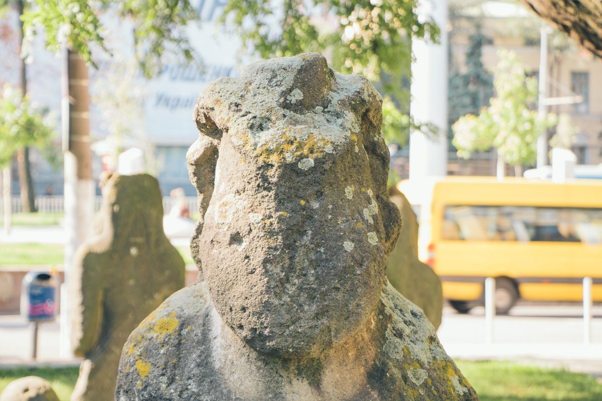 В толпе между прохожими гуляют скифские бабы