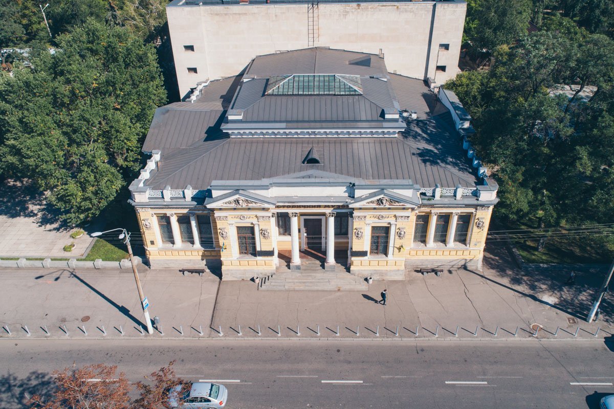 Зданию уже несколько десятков лет