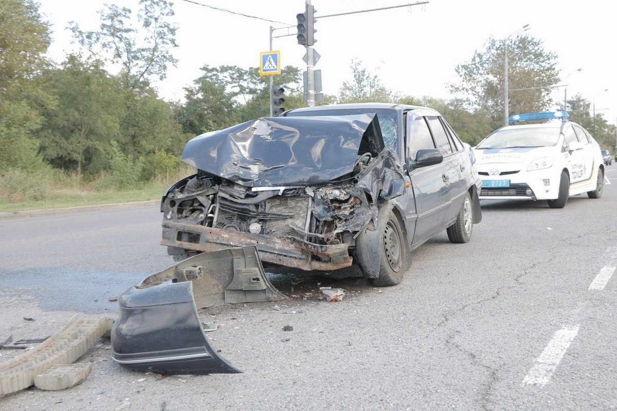 28 сентября, около 13:20, Daewoo влетел в микроавтобус Ford 28 сентября, около 13:20, Daewoo влетел в микроавтобус Ford