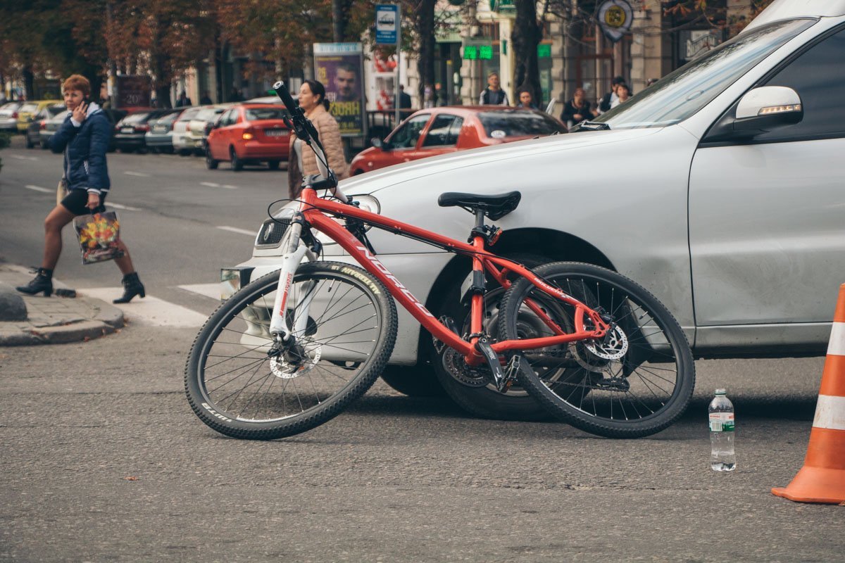 28 сентября, в 16:10, на пересечении улицы Баррикадной и проспекта Яворницкого случилась авария с участием автомобиля Daewoo и велосипедиста 28 сентября, в 16:10, на пересечении улицы Баррикадной и проспекта Яворницкого случилась авария с участием автомобиля Daewoo и велосипедиста