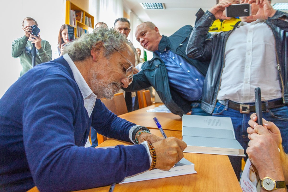 На фестивале выступали известные писатели и журналисты