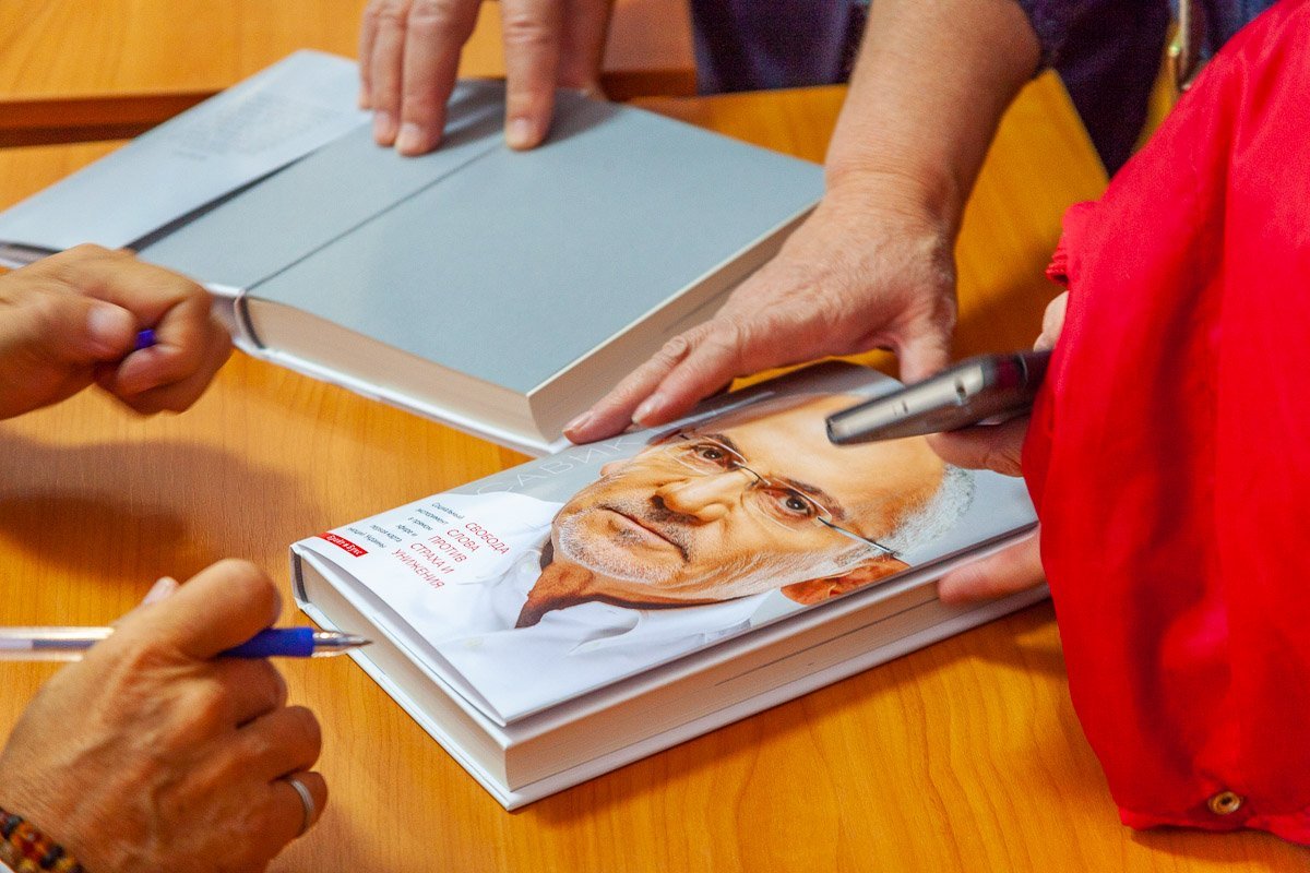 Каждый мог получить автограф