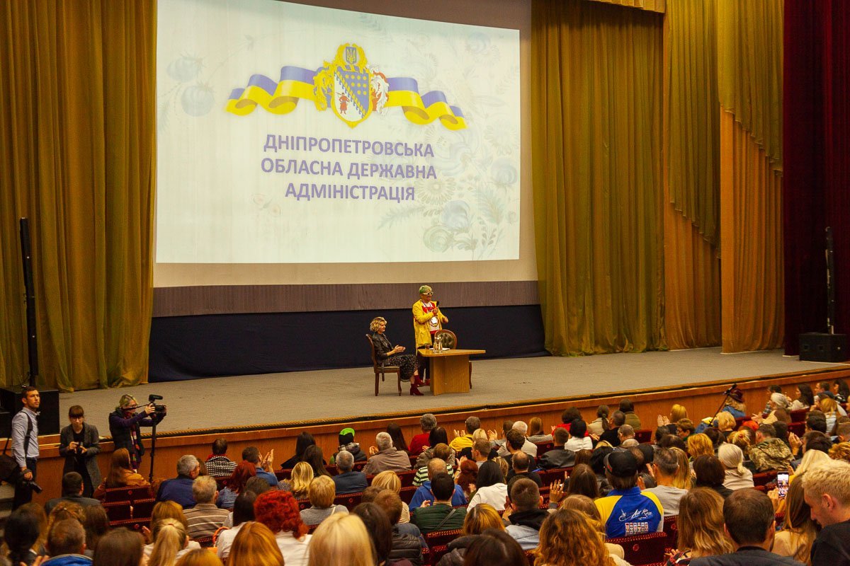 На первом этаже проходили дискуссии