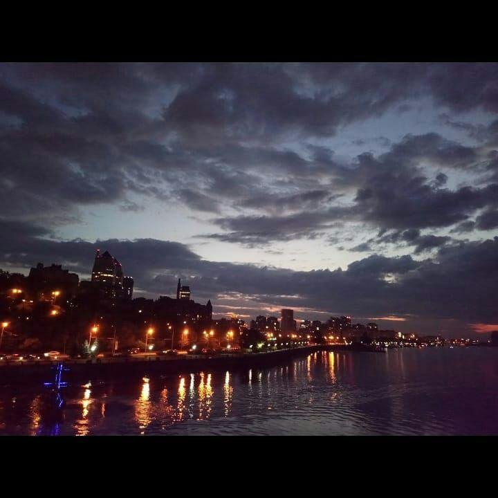 Ночные огни города игриво отражаются в черных водах Днепра Ночные огни города игриво отражаются в черных водах Днепра