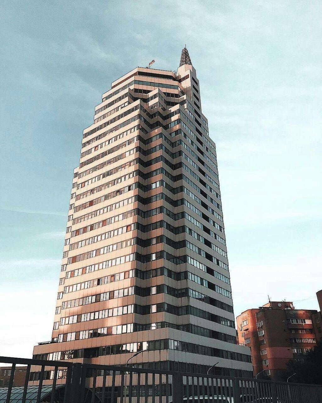 Городские высотки пронзают небо Городские высотки пронзают небо