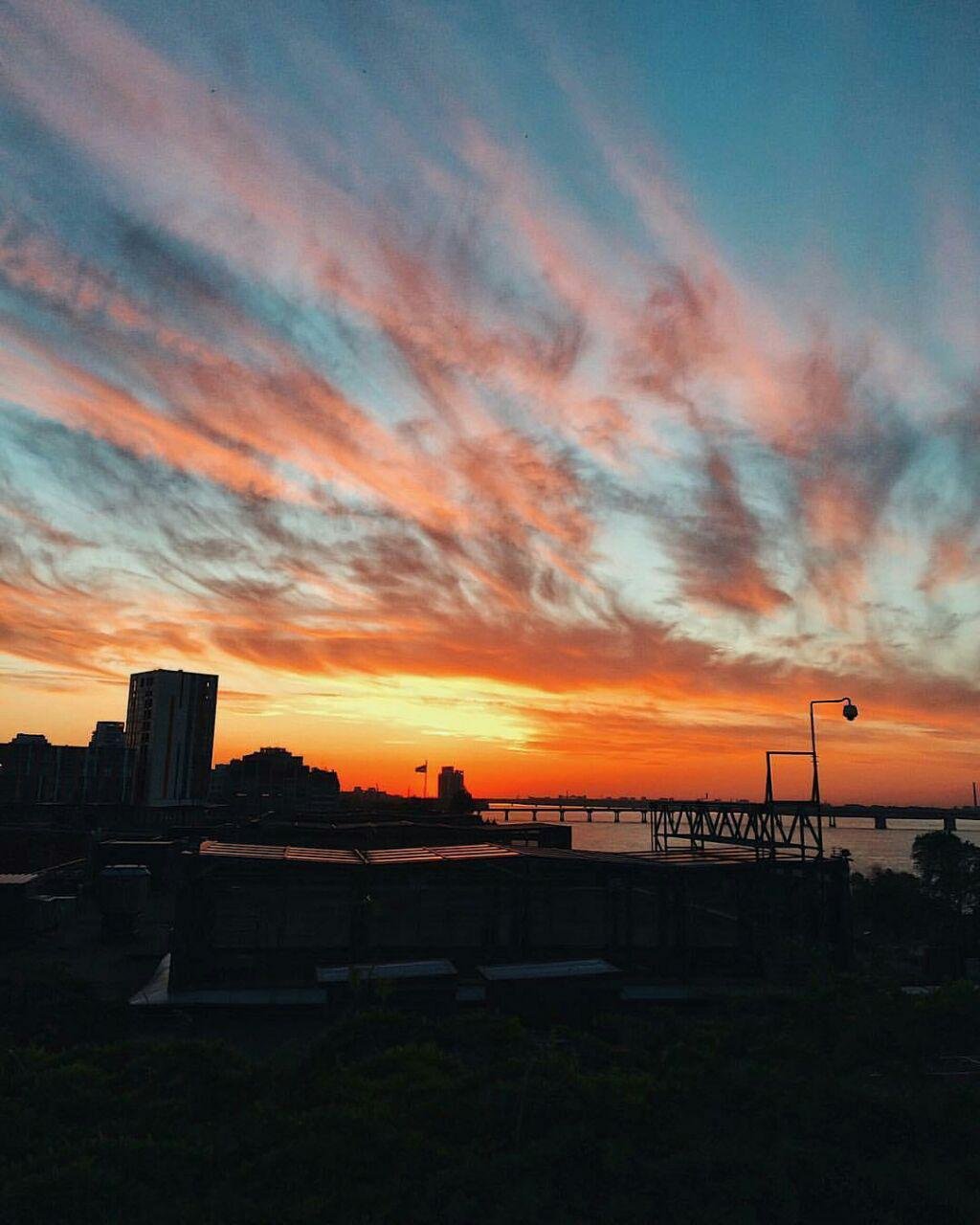 Такие закаты можно увидеть только в Днепре Такие закаты можно увидеть только в Днепре