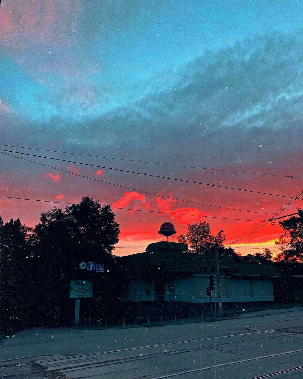 Малиновый закат уходящего дня Малиновый закат уходящего дня