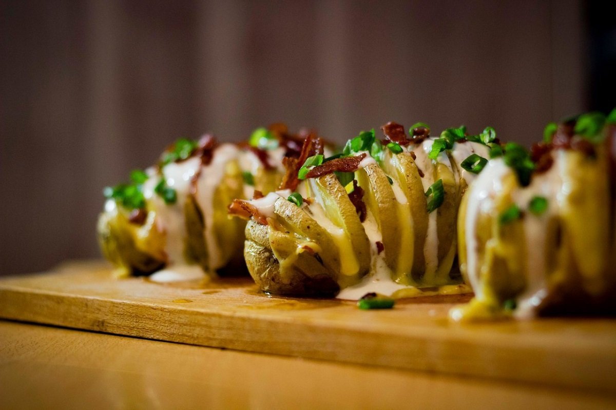 Полезные и вкусные рецепты: как приготовить картофель с беконом в фольге 1