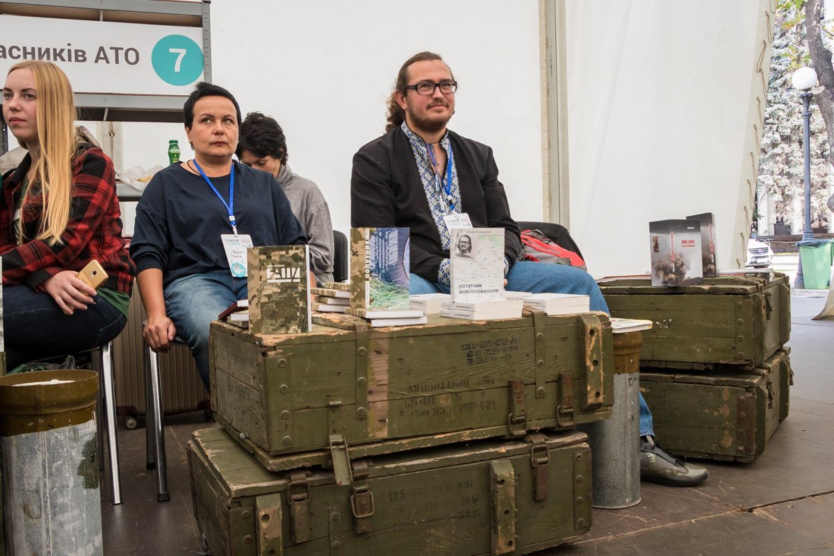 Стенд с книгами, авторы которых - участники АТО